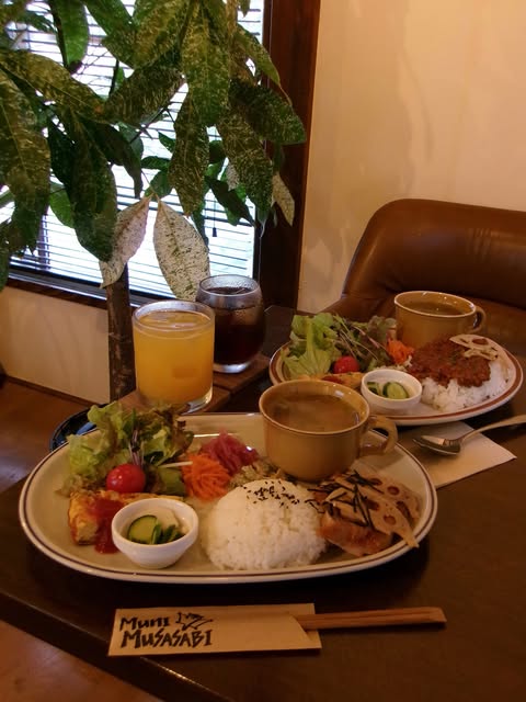 ランチプレートとドリンクが並ぶテーブル