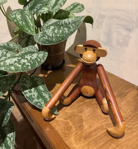 店内に飾られた木製のおさるのオブジェと観葉植物