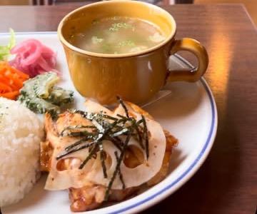 スープ付きのチキンプレート